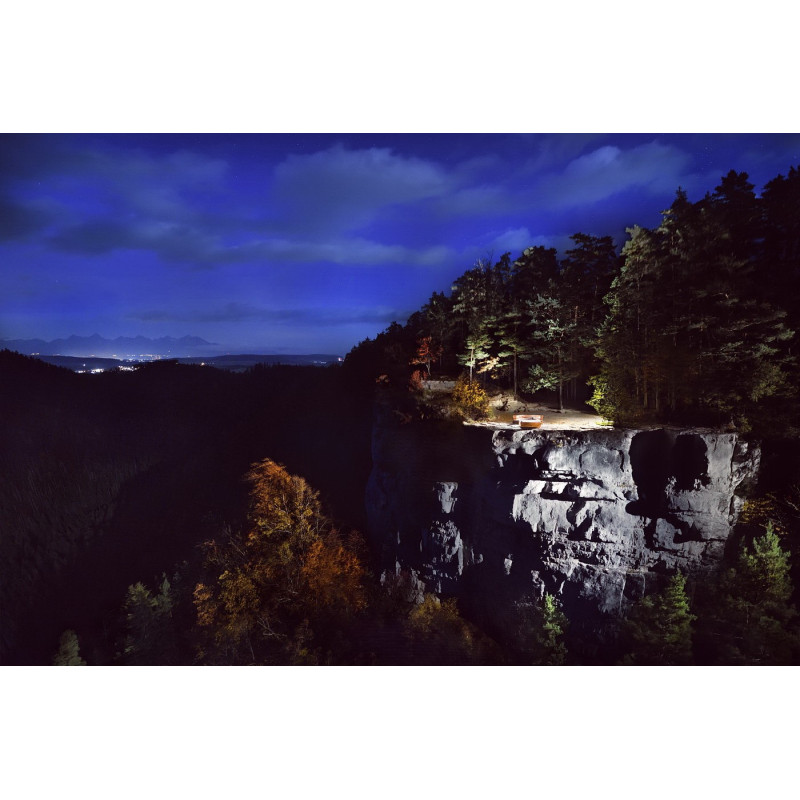 Dizajnová posteľ Elba z brestového dreva do luxusných interiérov | Mrava.sk